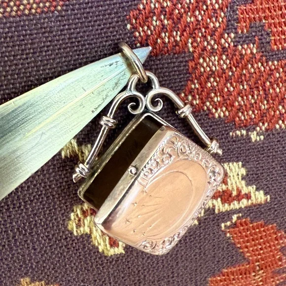 10k Gold Locket Celestial Moon and Stars 4.2g VINTAGE - Picture 12 of 17